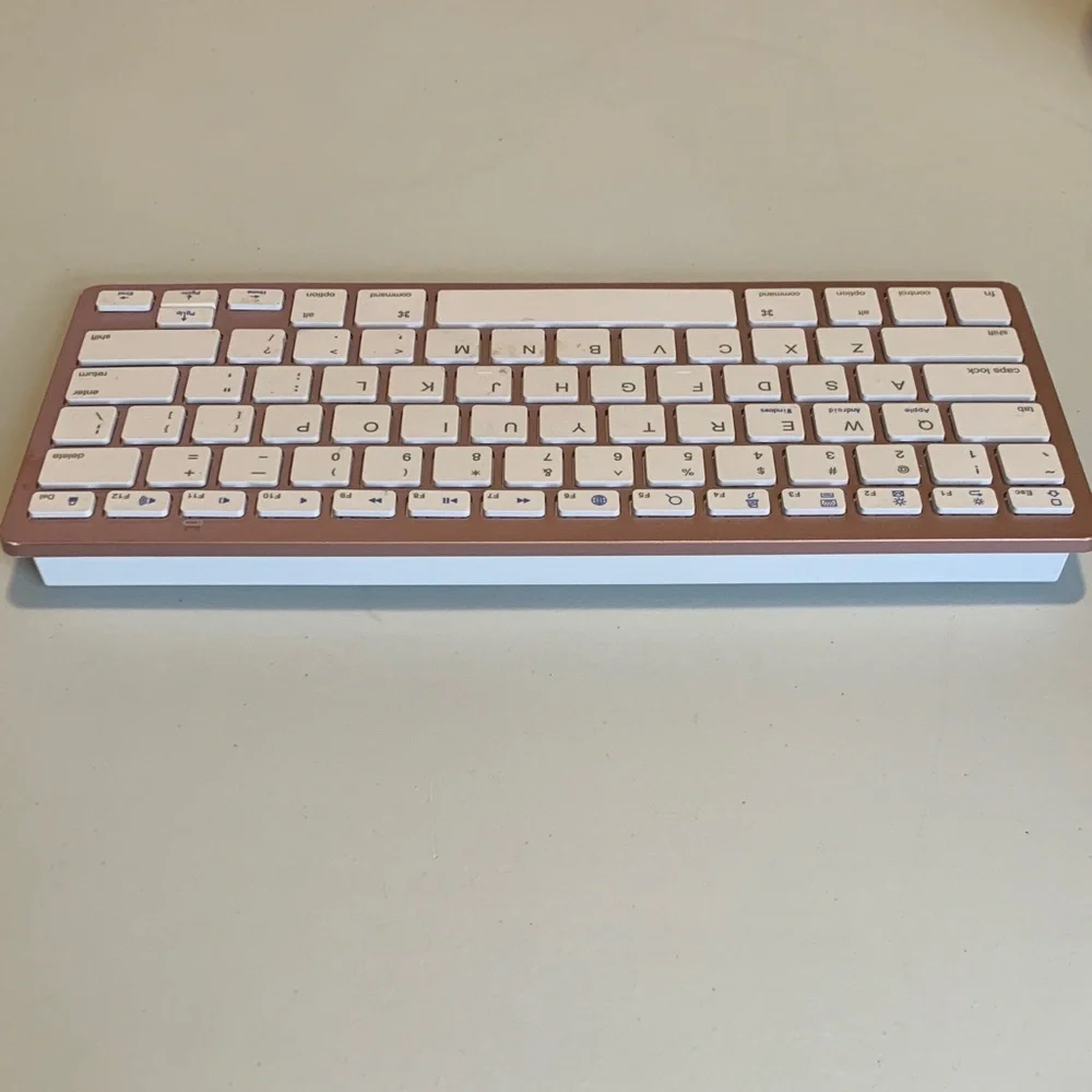 Wireless Gold Keyboard - Picture 4 of 9
